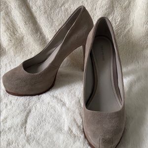 Pour la Victoire Grey suede pumps
